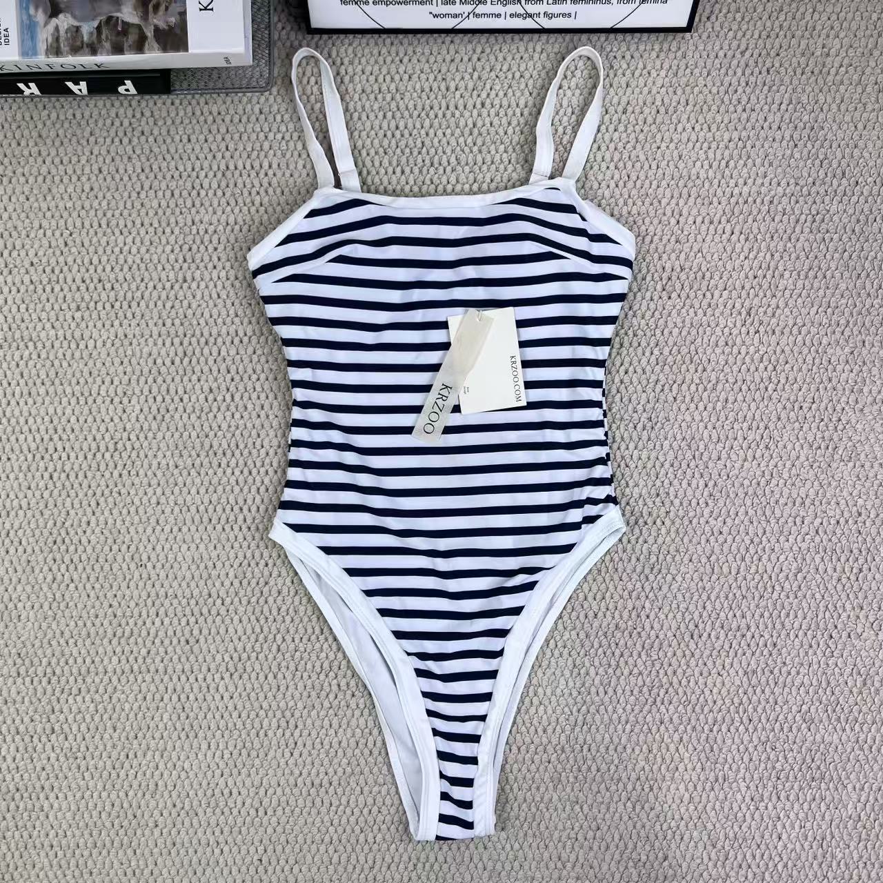 Color-blocked one-piece swimming suit