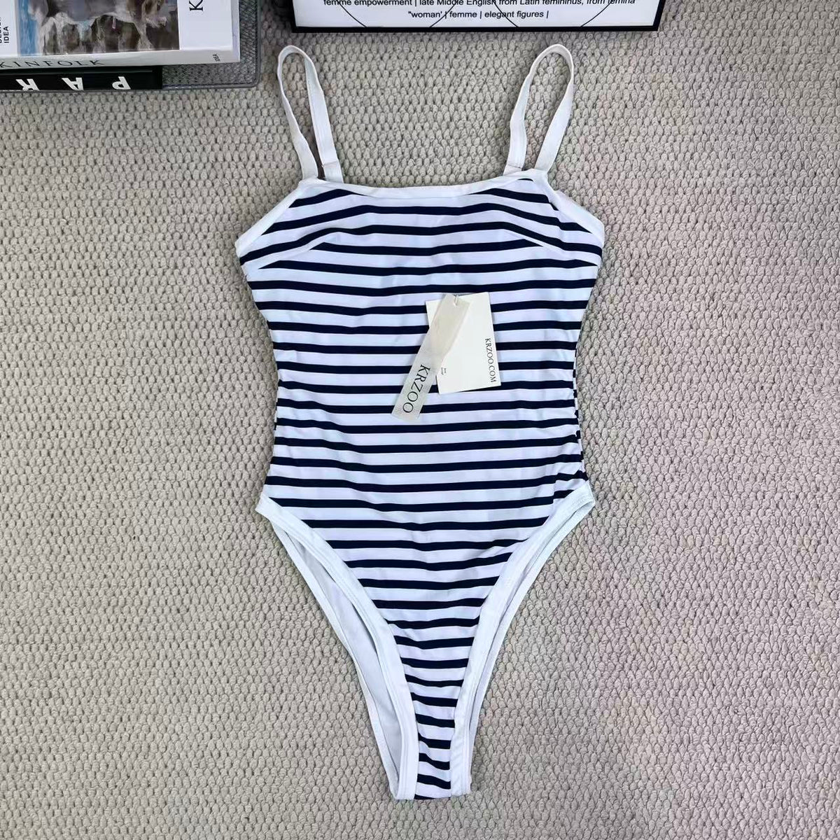 Color-blocked one-piece swimming suit
