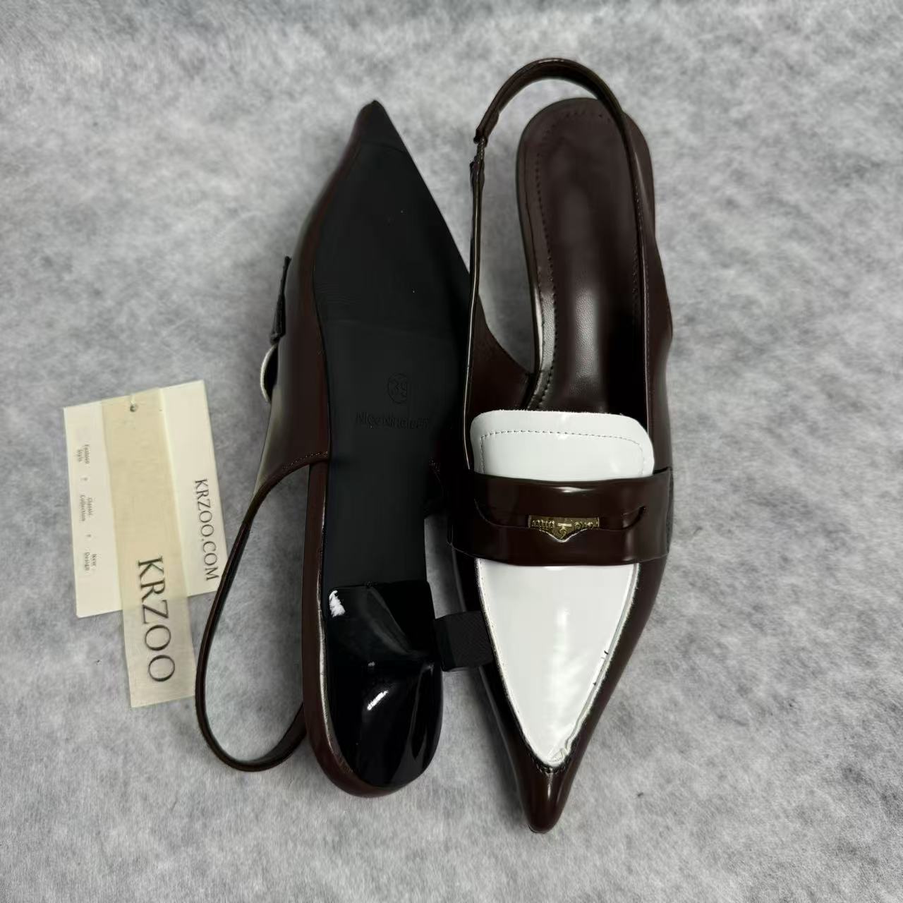 Small gold coin pointed-toe low-heeled shoes