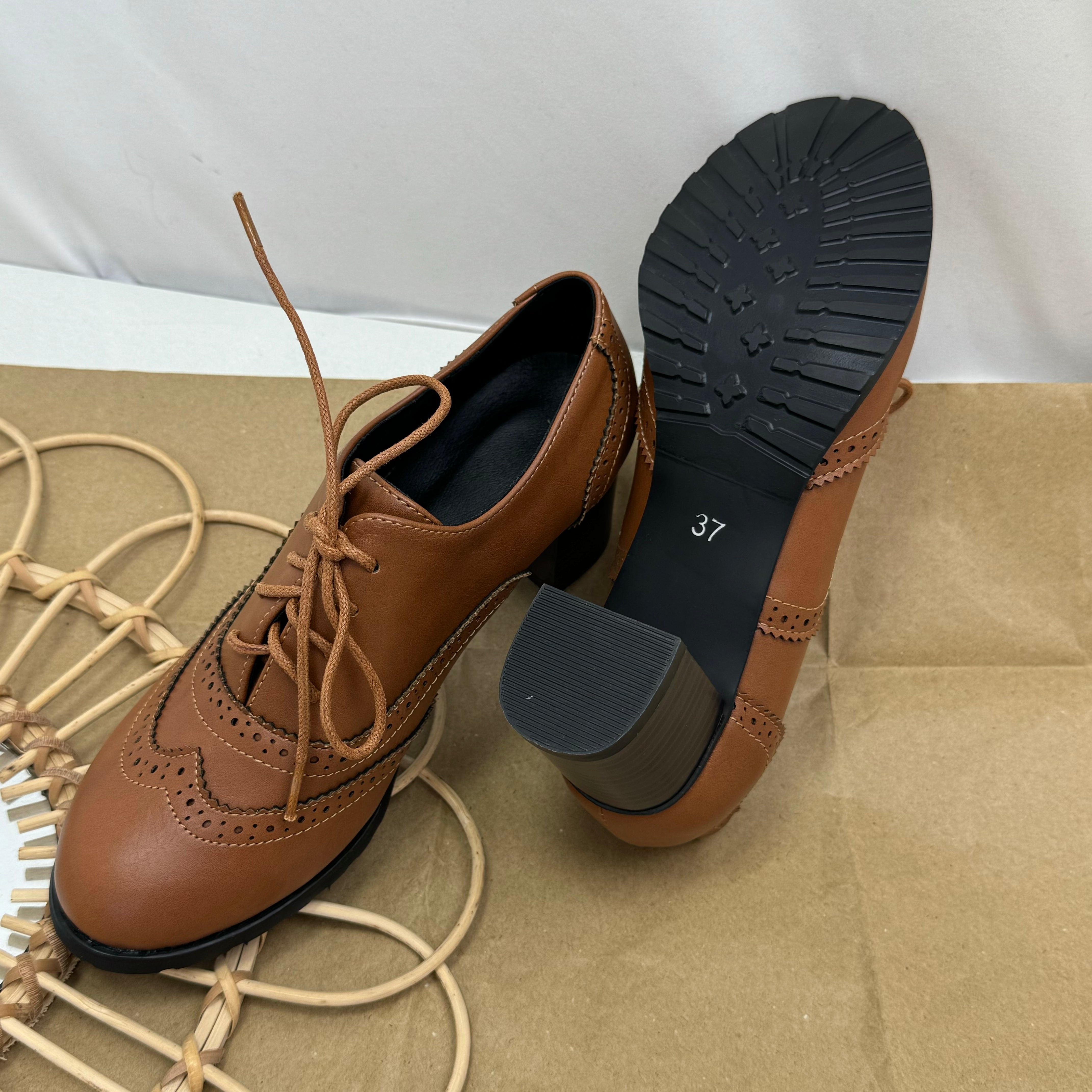 Embroidered British-style small leather shoes