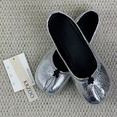 Pig's feet with toe-shaped small leather shoes
