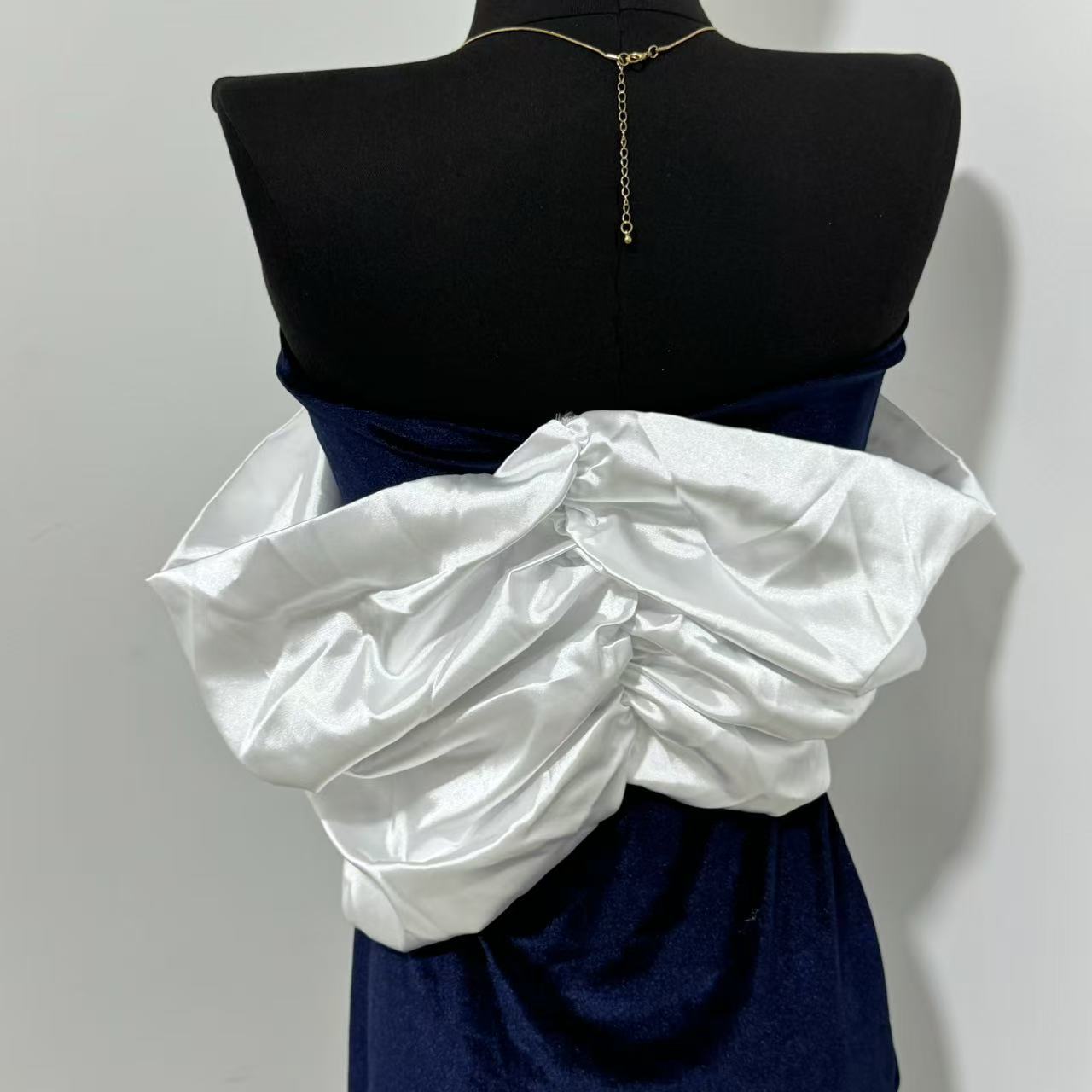 Tight-fitting Gown with a Large Bow