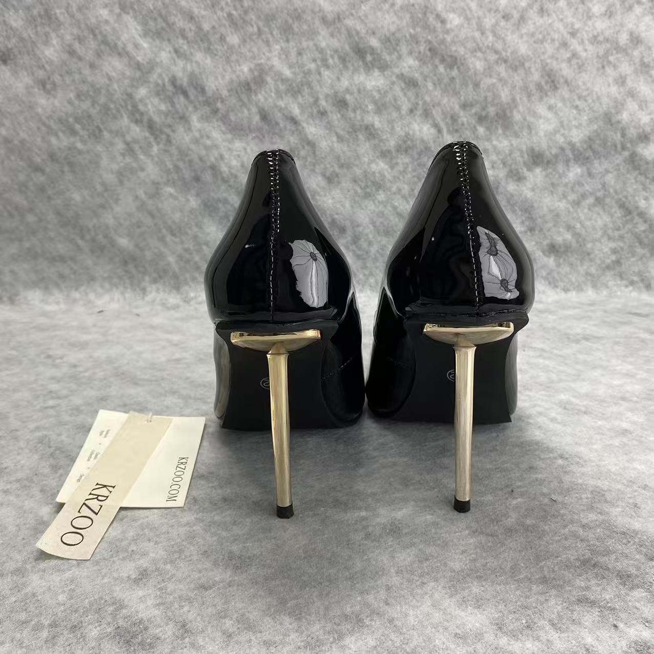 Metal tip black lacquered leather high heels