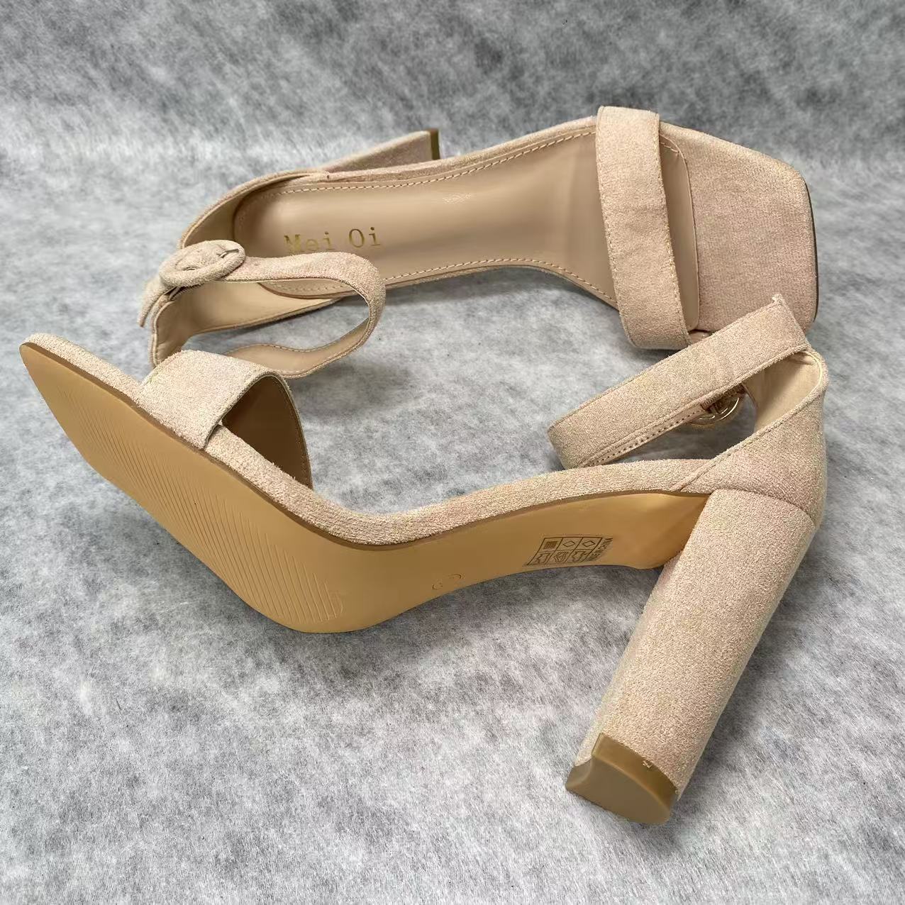 Square-toe strappy high-heeled shoes