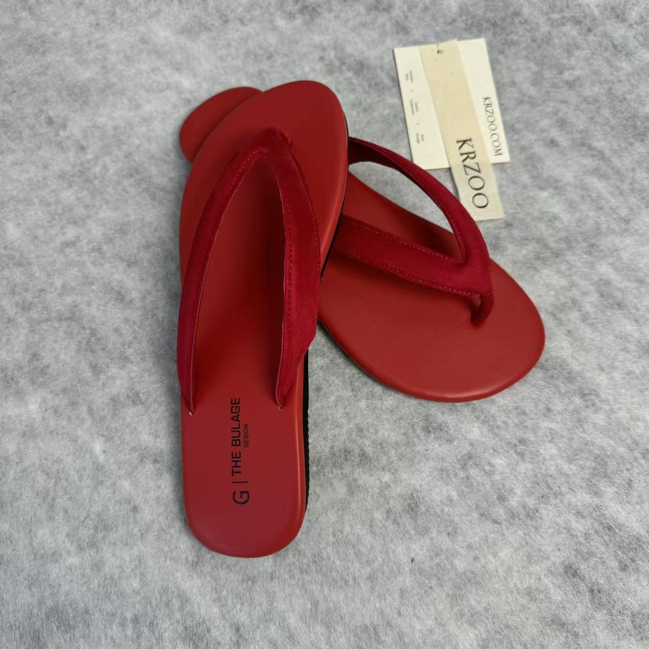 Flat-bottomed shoe with toe clasp and V-shaped sole