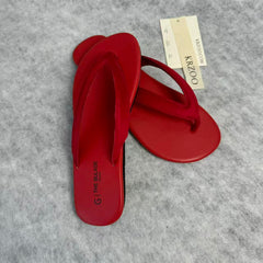 Flat-bottomed shoe with toe clasp and V-shaped sole