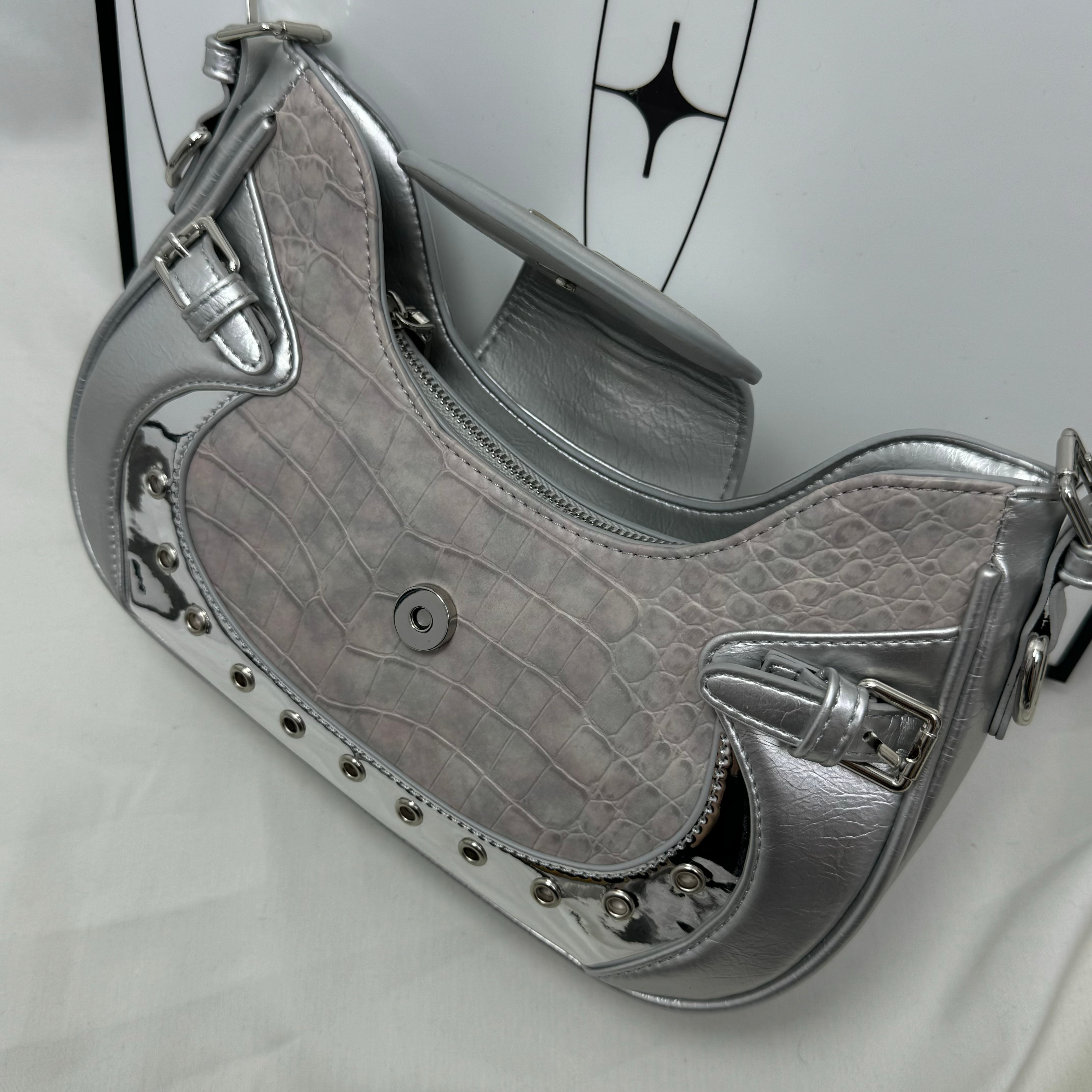 Crocodile-patterned crossbody bag for the armhole