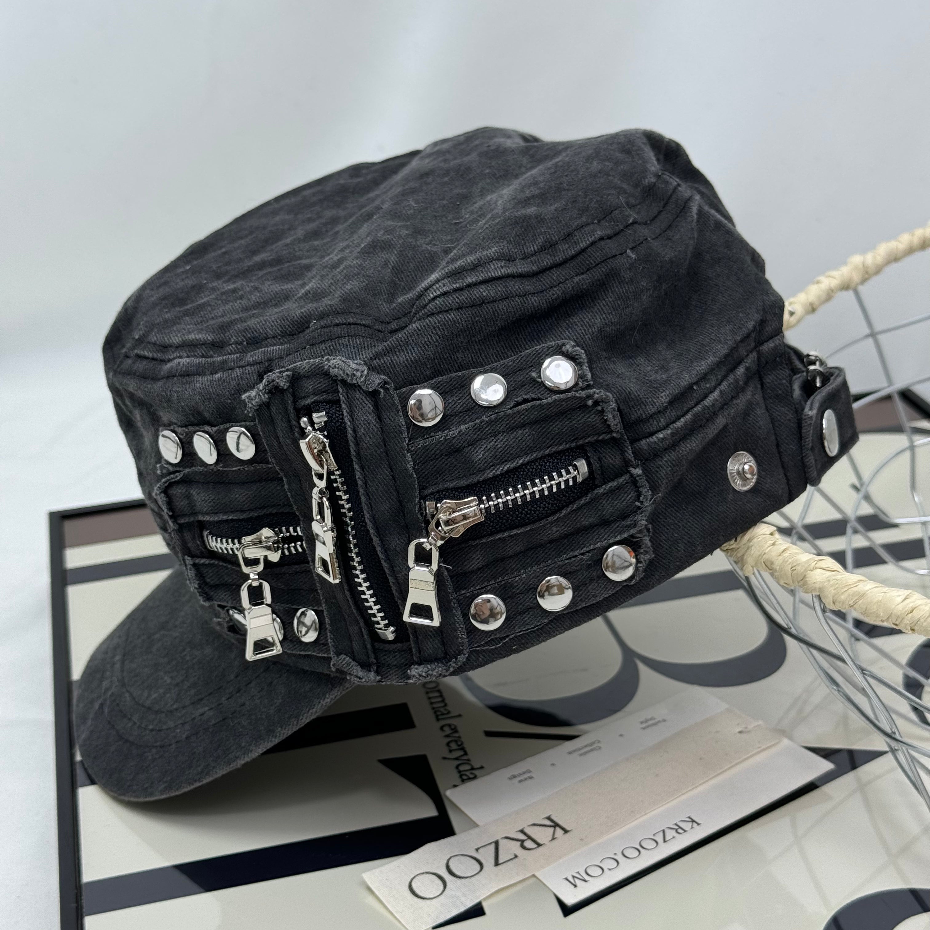 Bolted zipper baseball cap