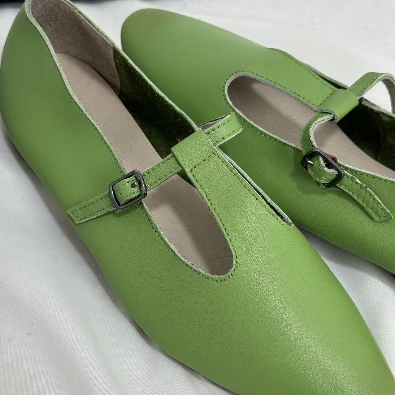 Flat-bottomed pointed toe slip-on shoes