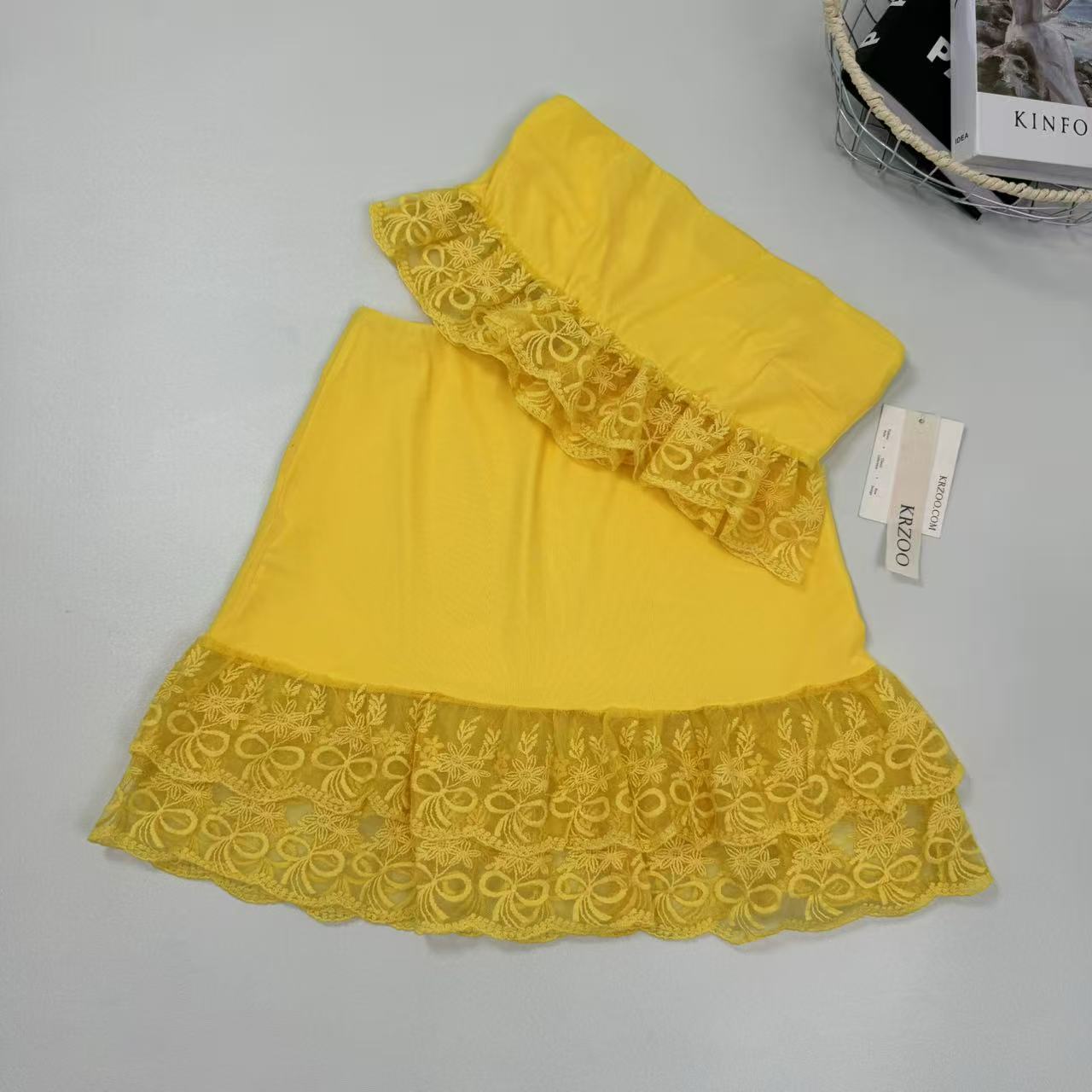 Strapless bust-hugging skirt with lace set