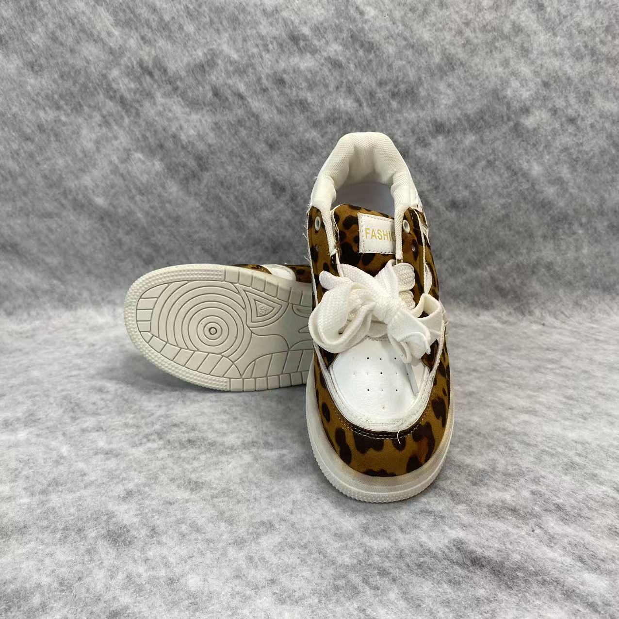 Thick-soled leopard-patterned loafers