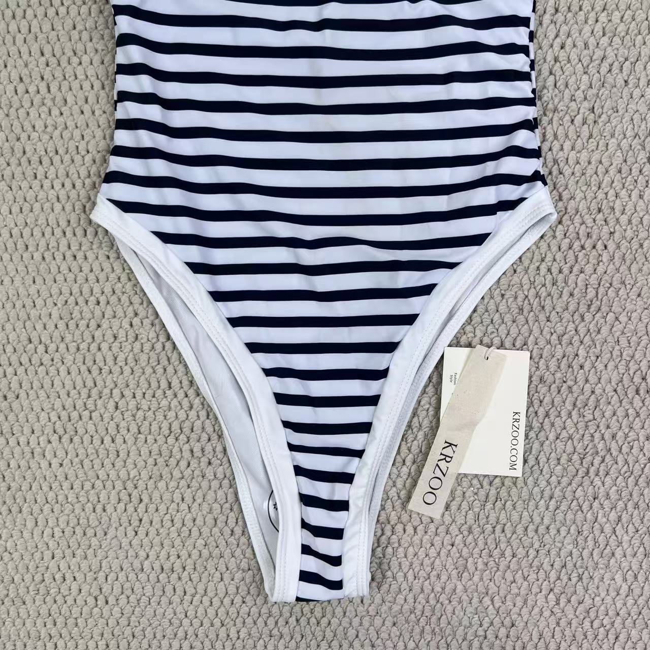 Color-blocked one-piece swimming suit