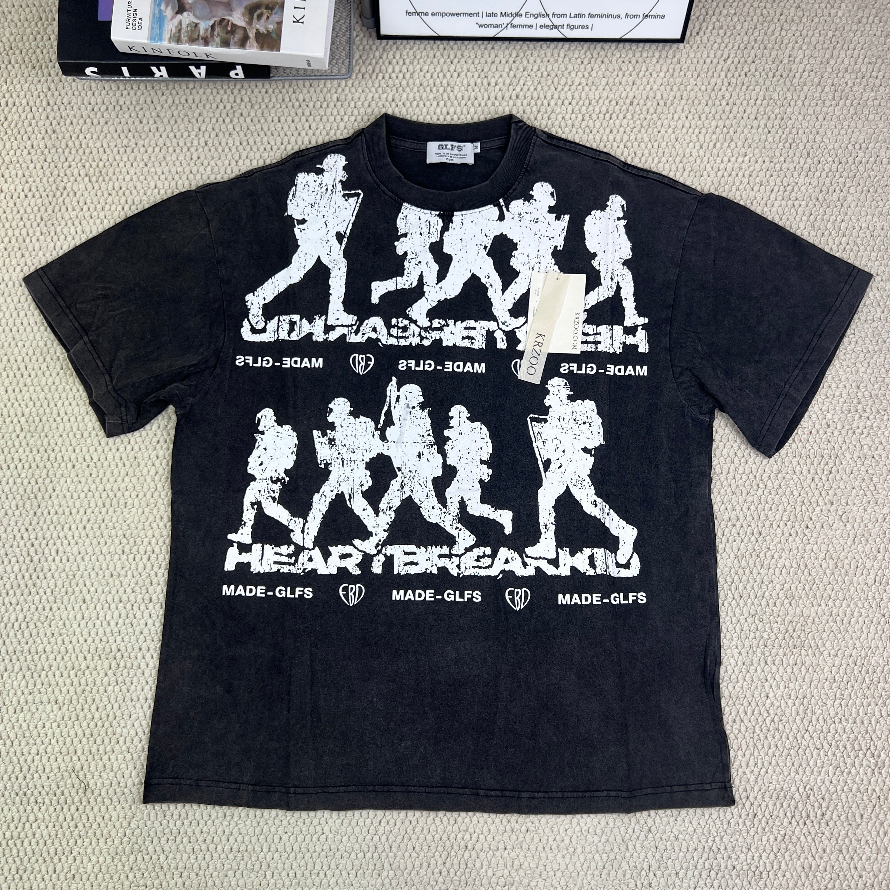Washed old loose short-sleeved T-shirt