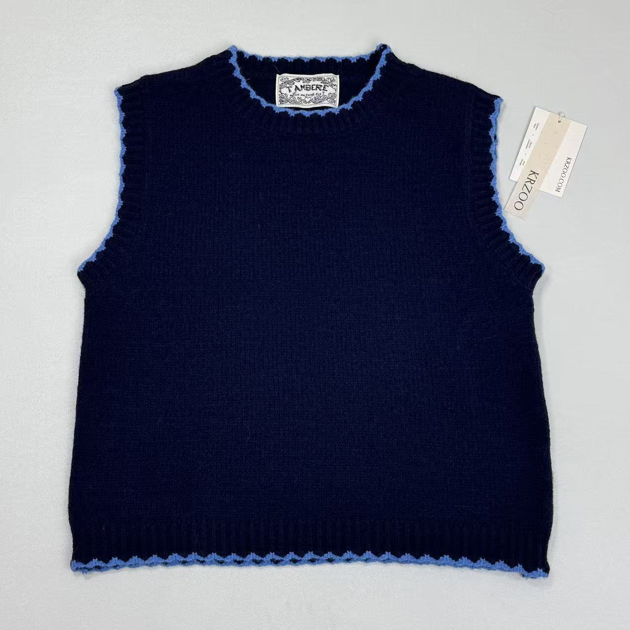 Multi-color border round-neck sleeveless sweater