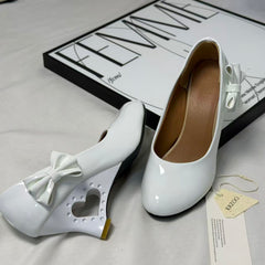 Pegged bow leather shoes