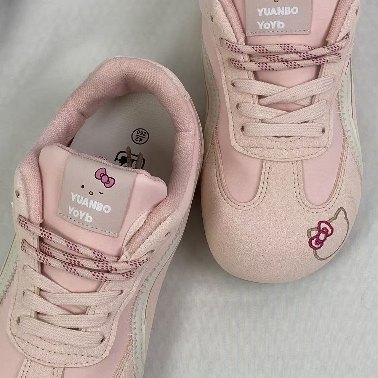 Round-toe casual sports shoes with laces