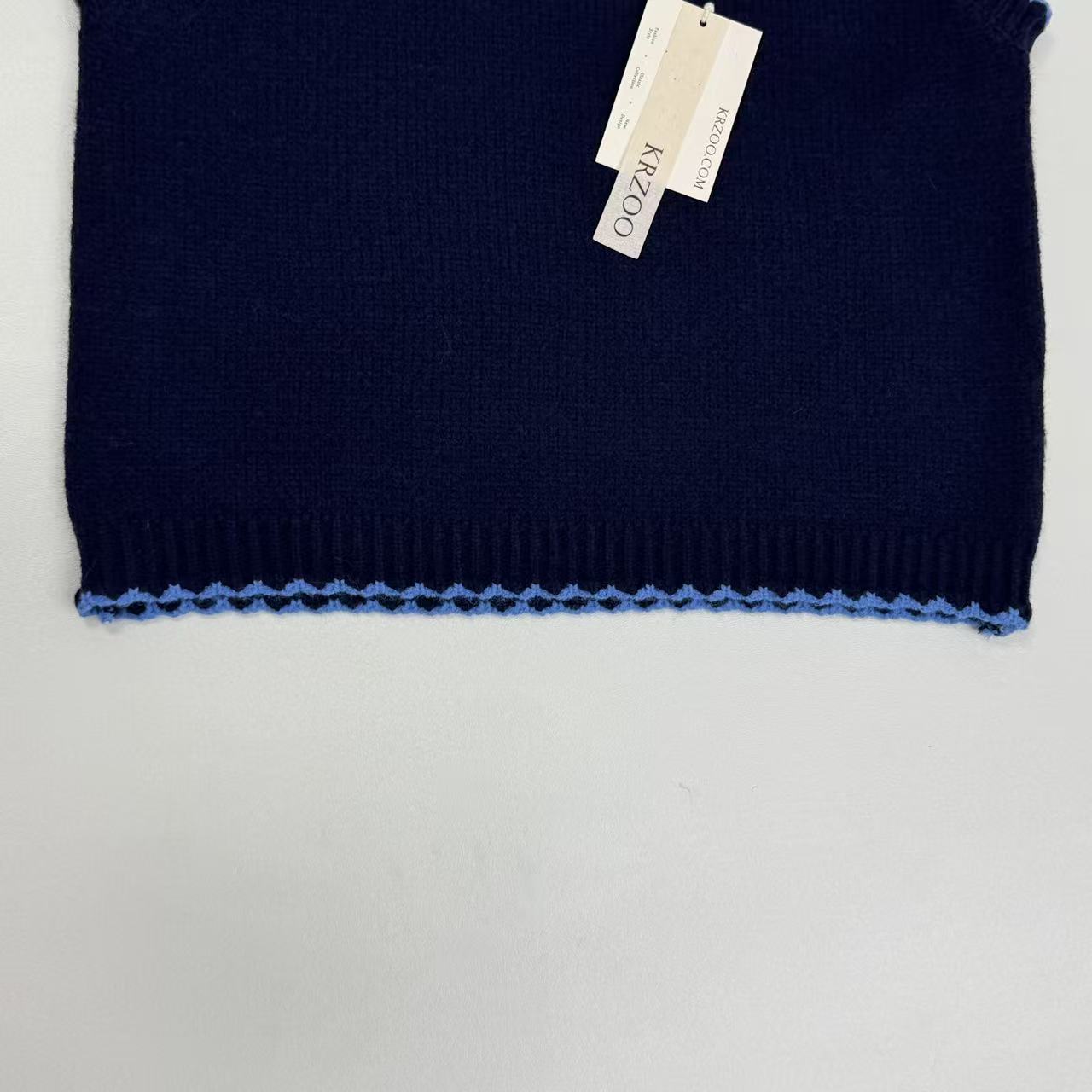 Multi-color border round-neck sleeveless sweater
