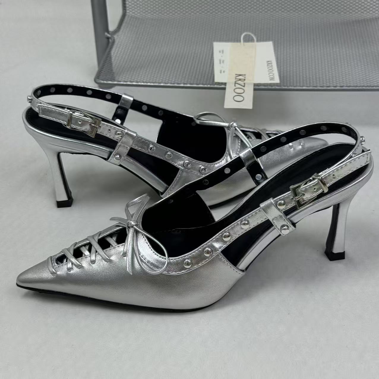 Low-cut hollowed-out lace-up low-heeled shoes