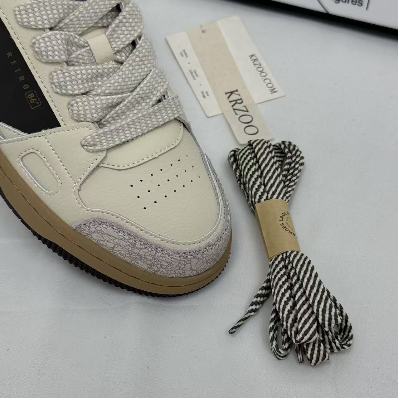 Breathable soft-soled skateboard sneakers