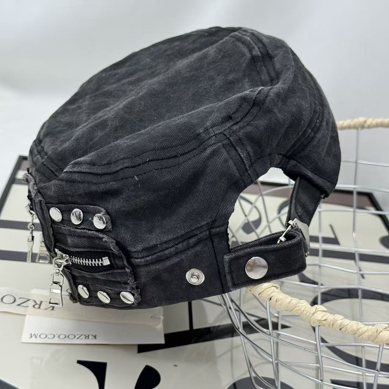 Bolted zipper baseball cap