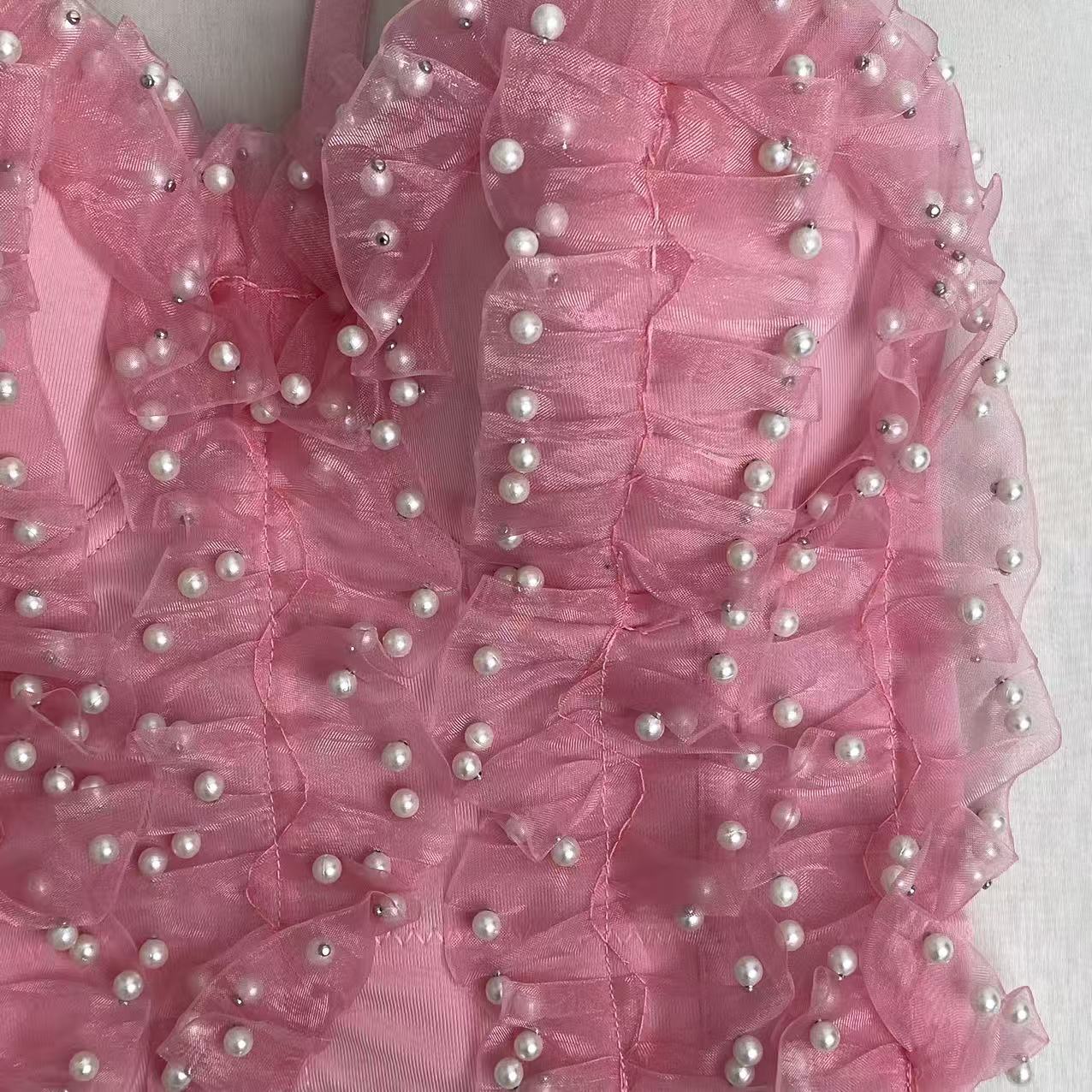 Ruffled-edge elastic pearl plunging top