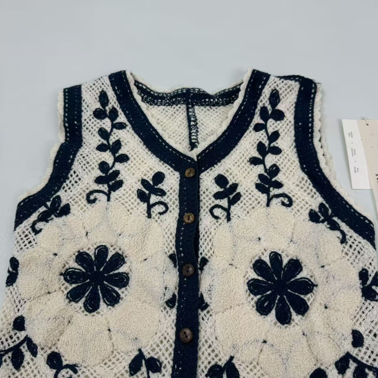 Contrasting-color V-neck cardigan vest