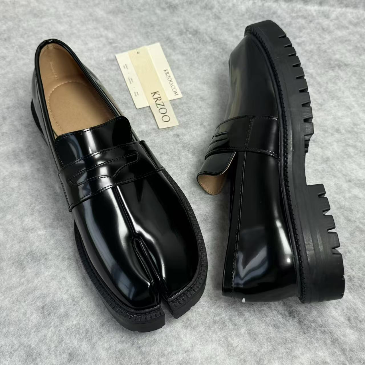 Split-toe shoes with pigtail laces and small leather shoes