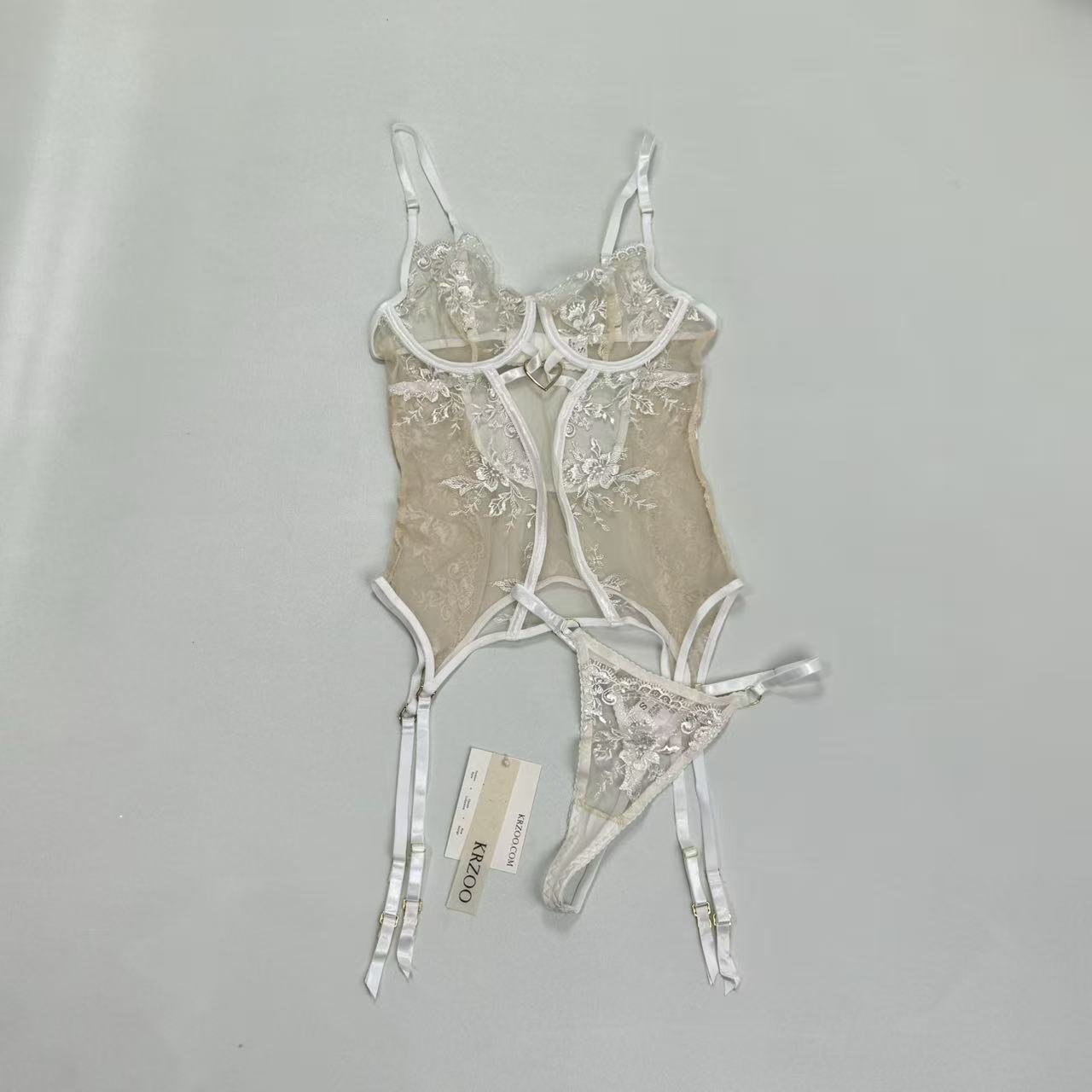 Embroidered heart-shaped decorative bra set
