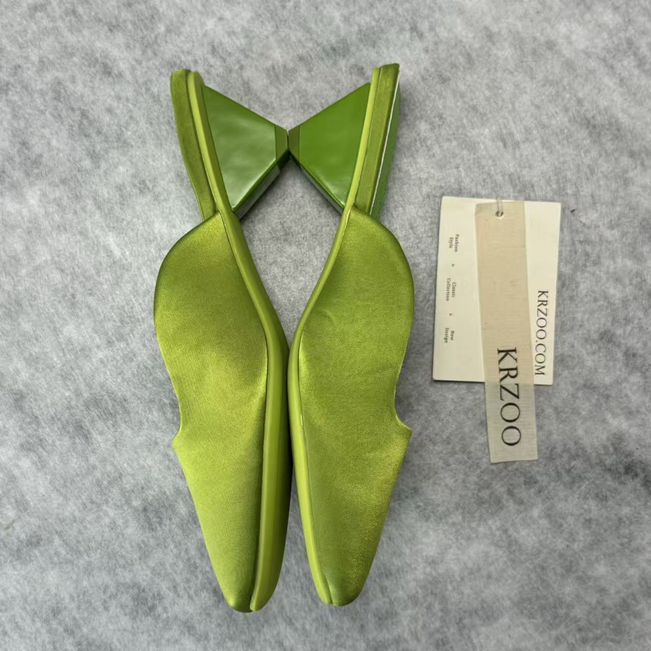 Round-headed satin-covered triangular heel