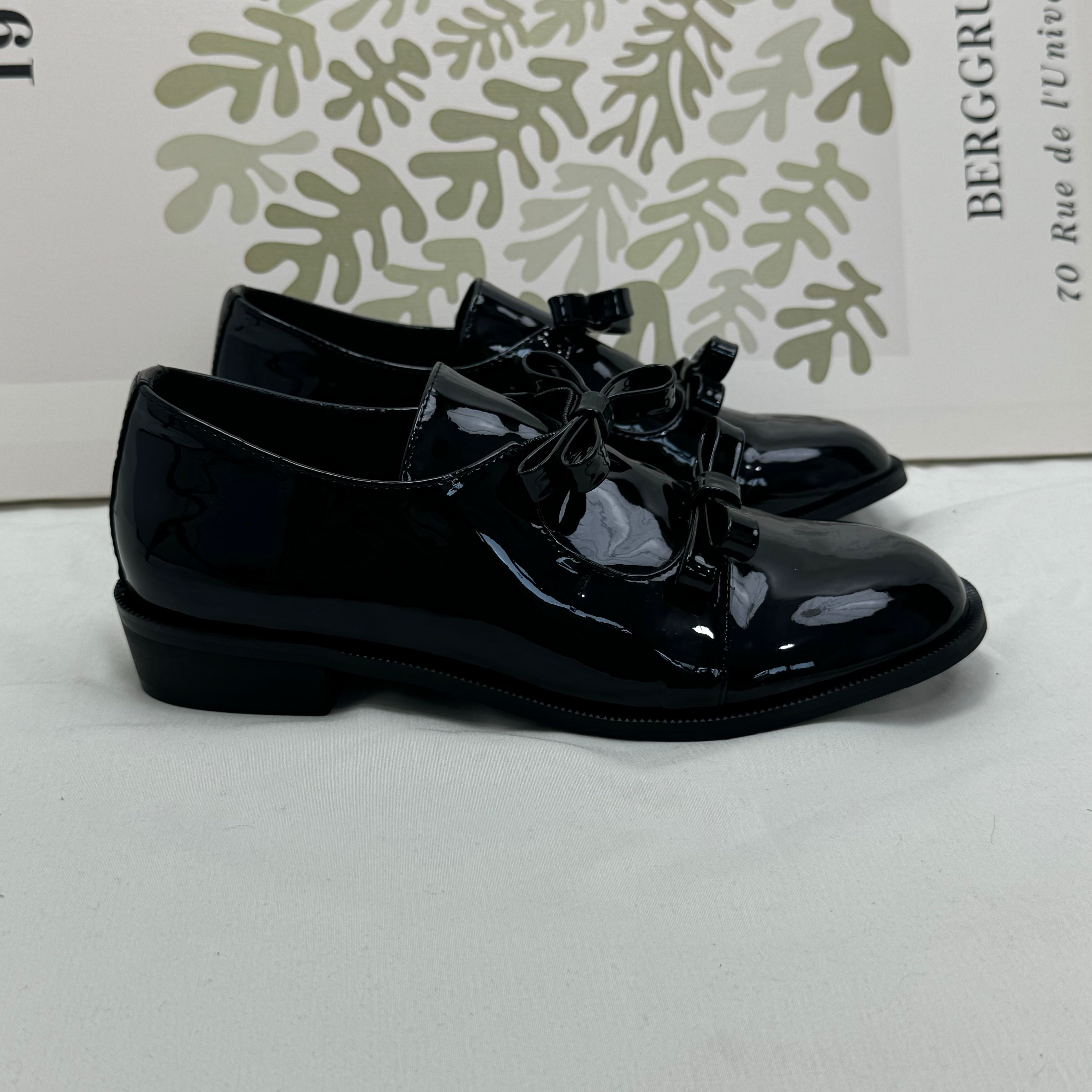Leather bow tie shoes