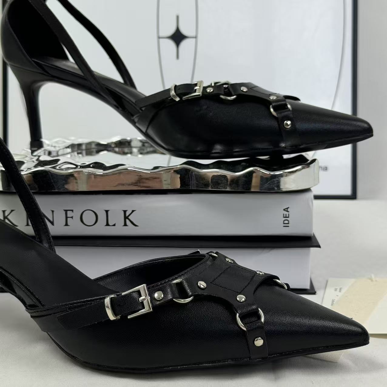 Pointed-toe high heels with a sophisticated style