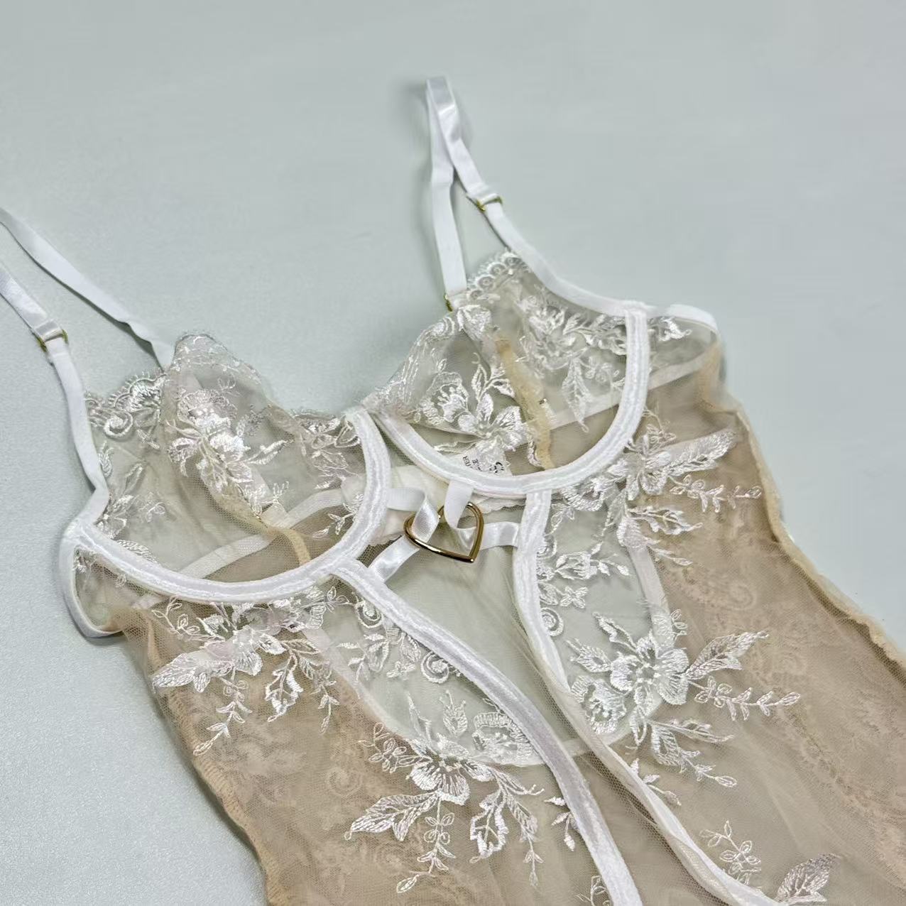 Embroidered heart-shaped decorative bra set