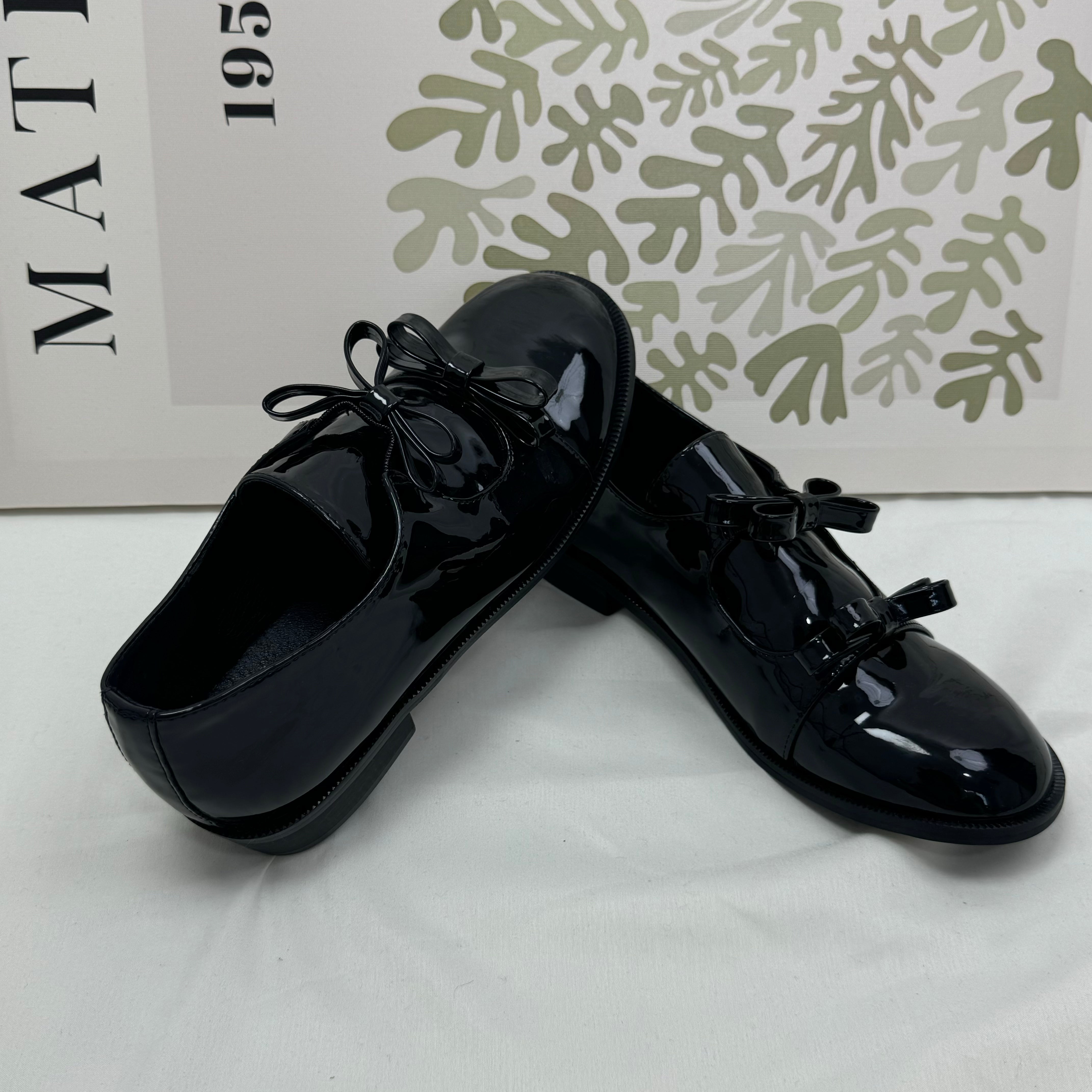 Leather bow tie shoes