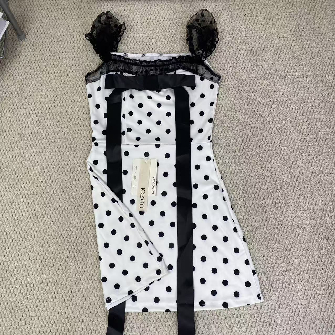 Square-necked bow netted fitted dress