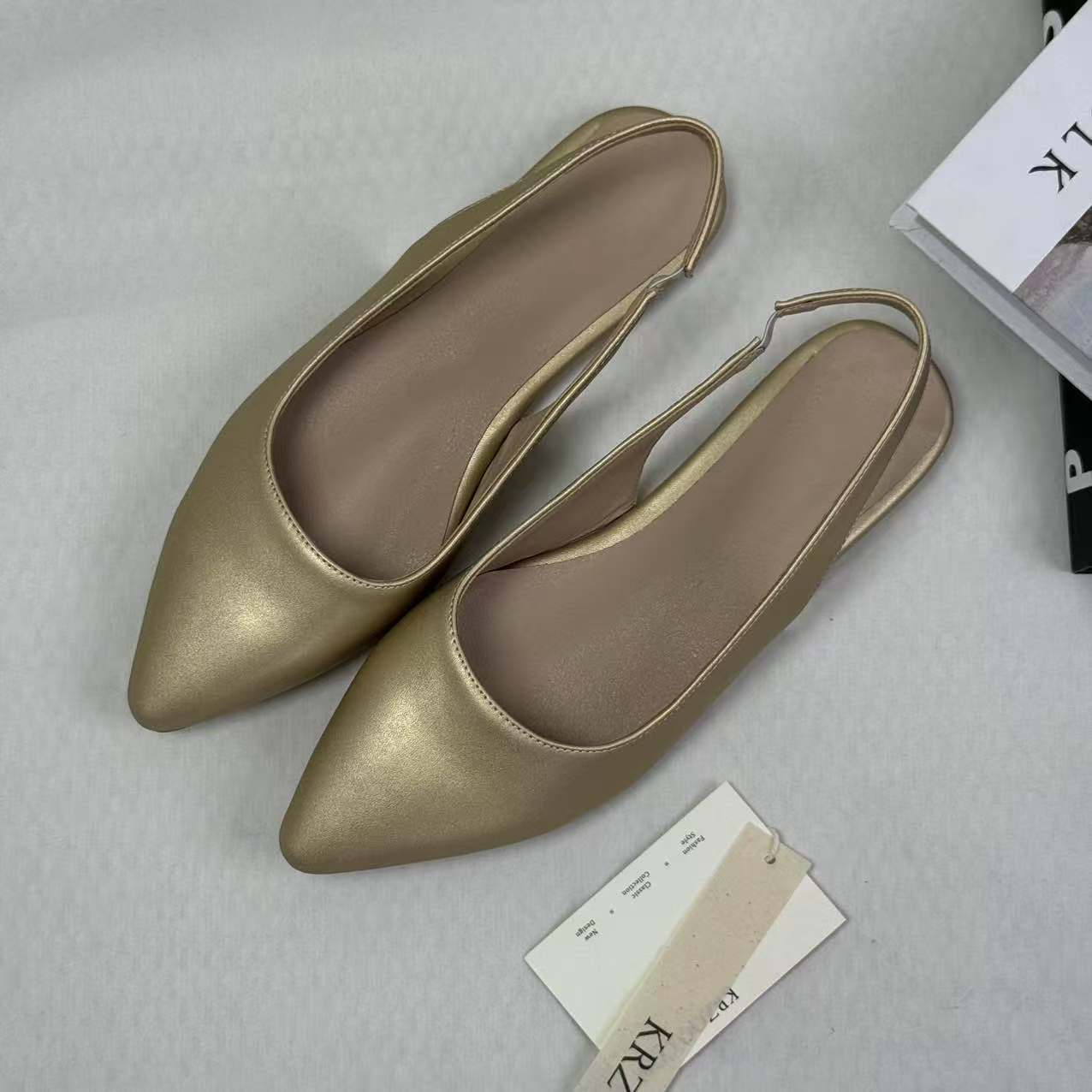 Lace-up pointed-toe flat shoes