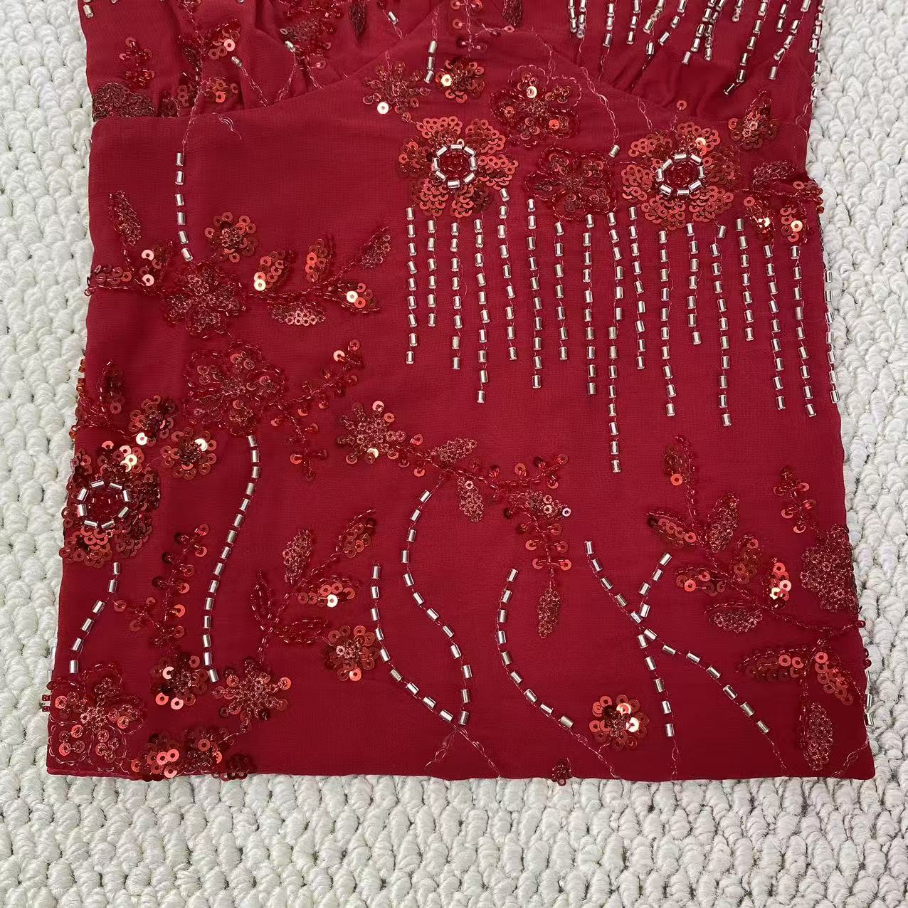Embroidered figure-hugging tank top