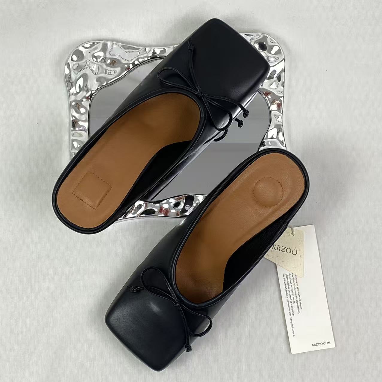 Round-head bow-fronted low-heeled shoes