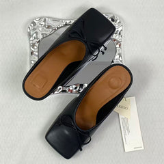 Round-head bow-fronted low-heeled shoes