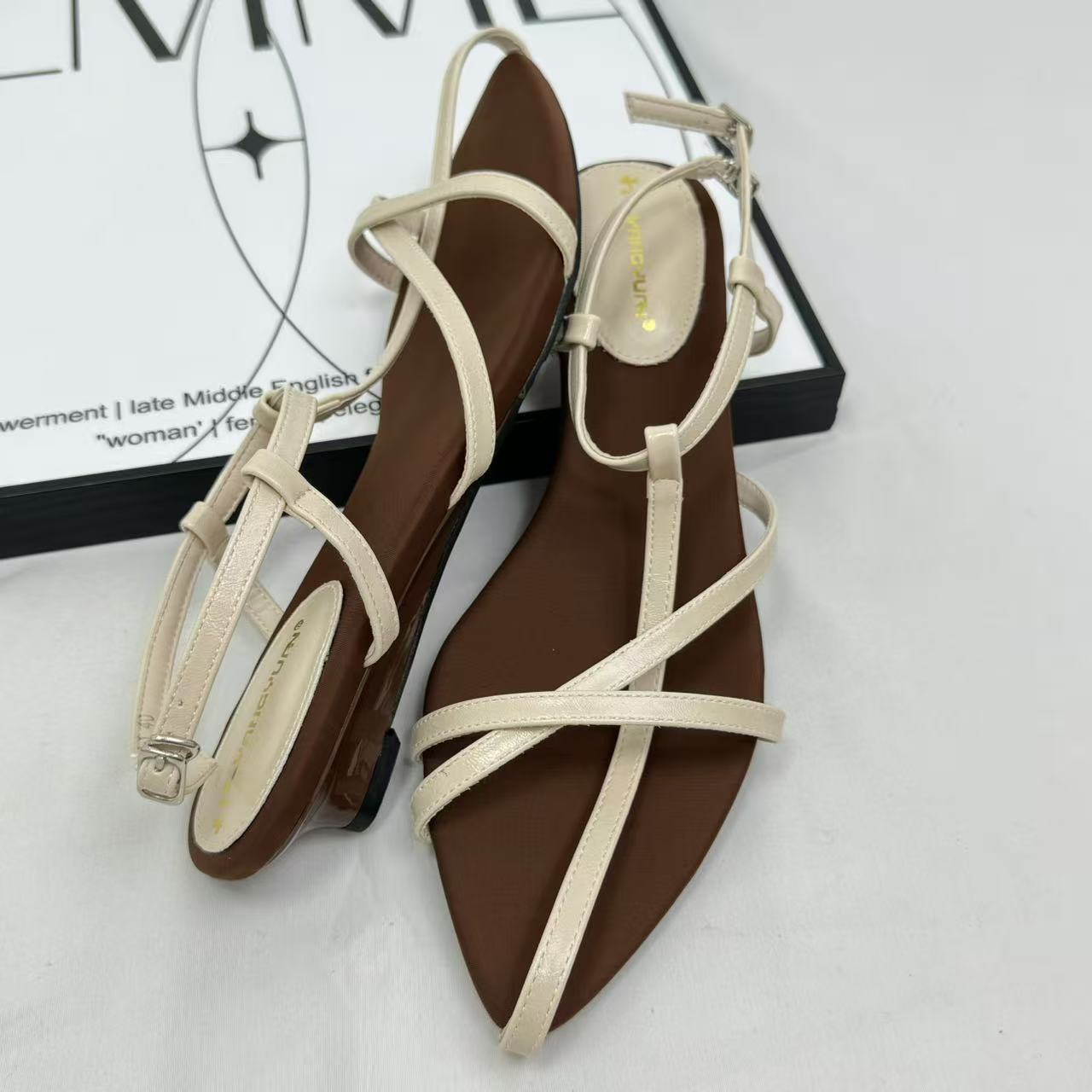 Fine ribbon pointed open-toe sandals