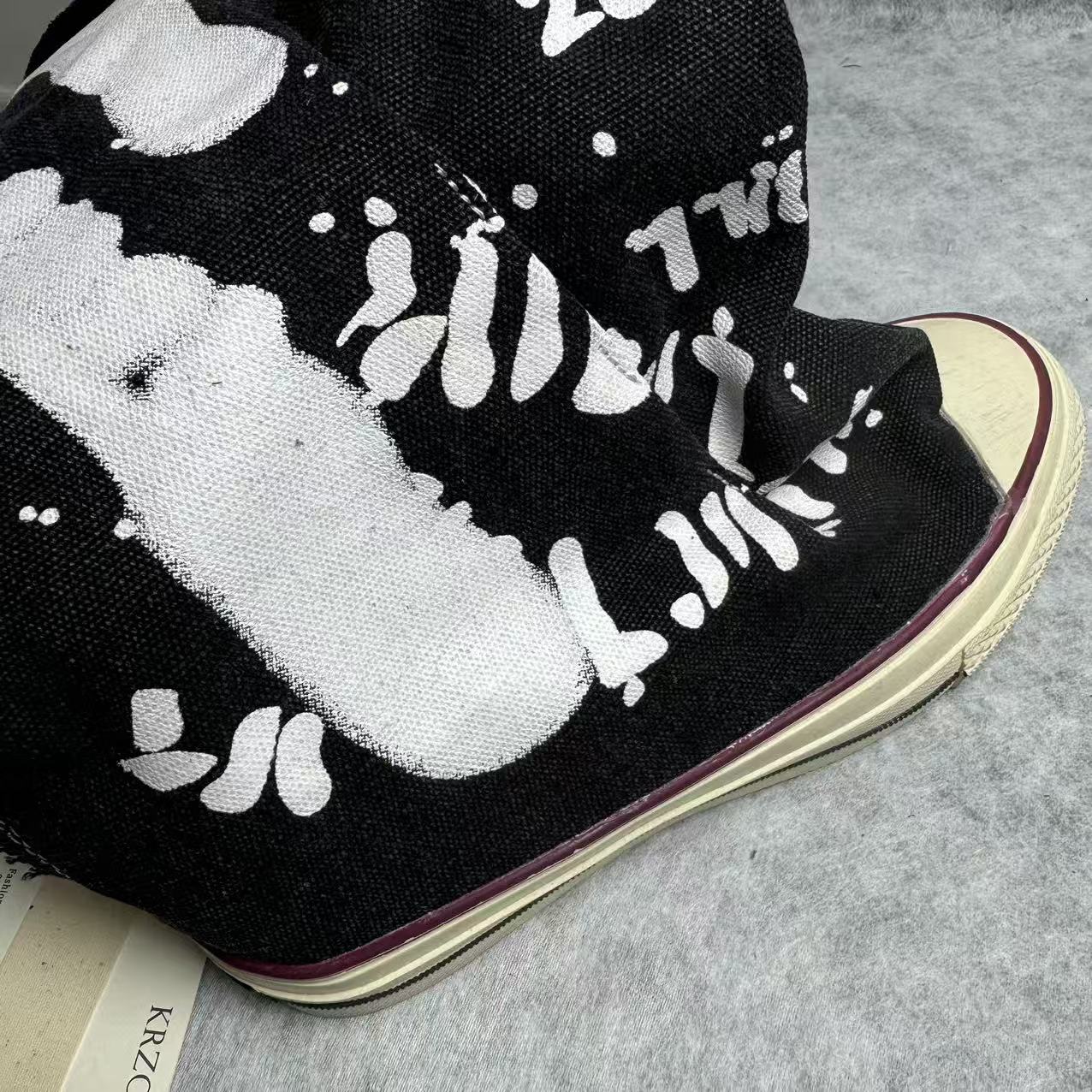Retro flat-bottom graffiti ankle boots