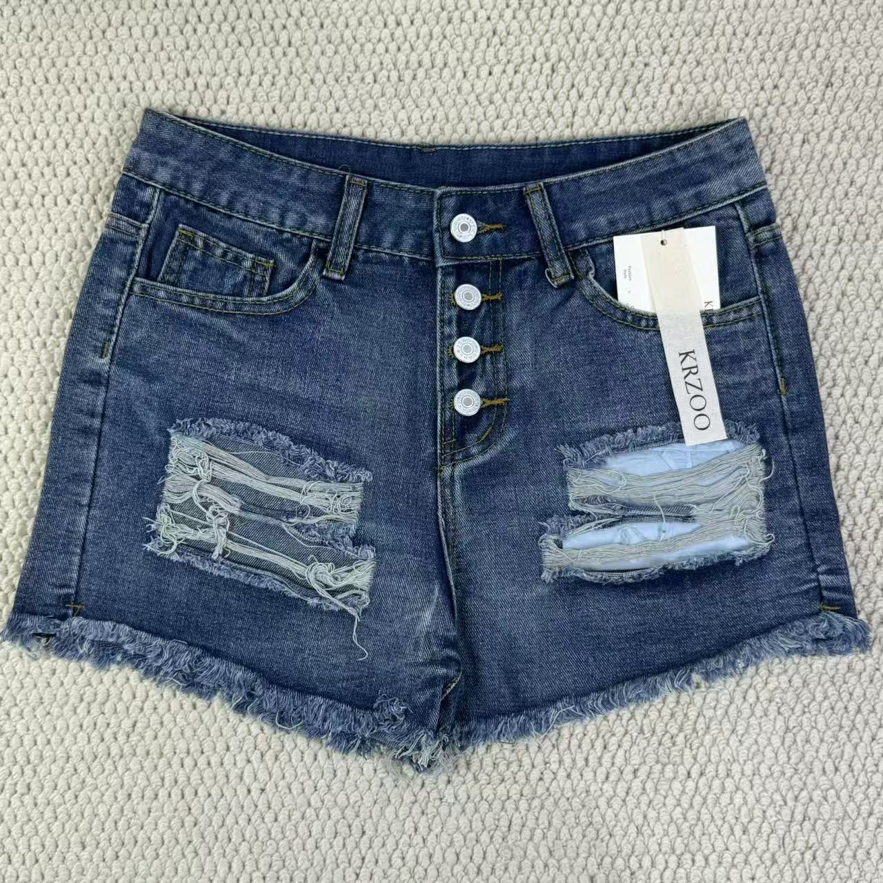 Hole-rimmed fringed denim shorts