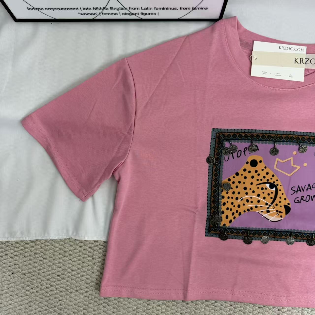 Loose-fitting pink short-sleeve T-shirt