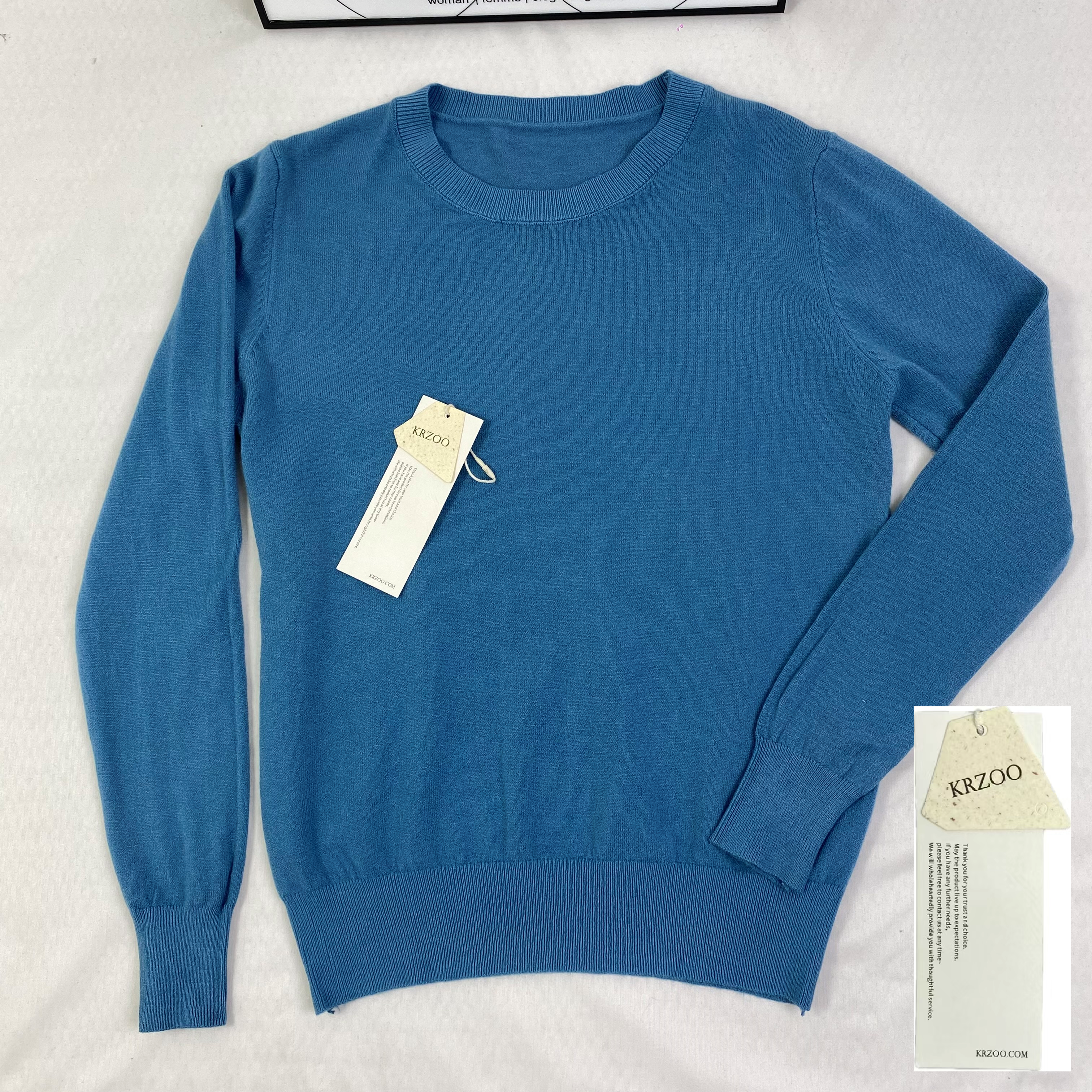Knitted sweater with round neck and long sleeves