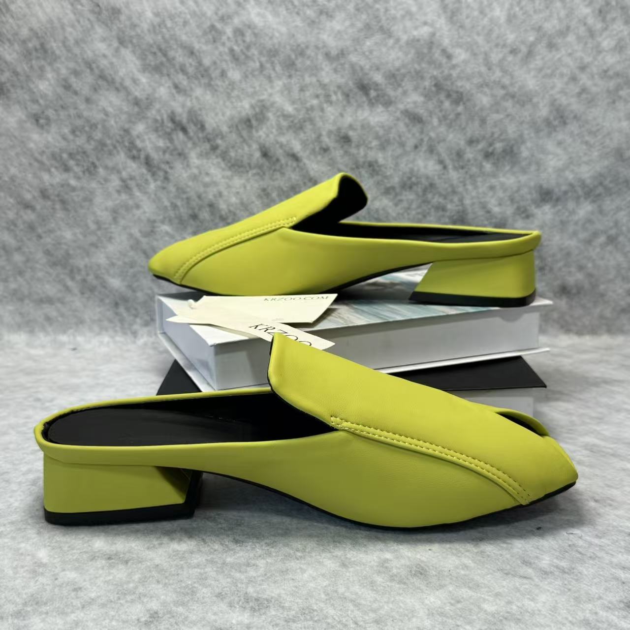 Square-toe open-toe square heel low-heeled shoes