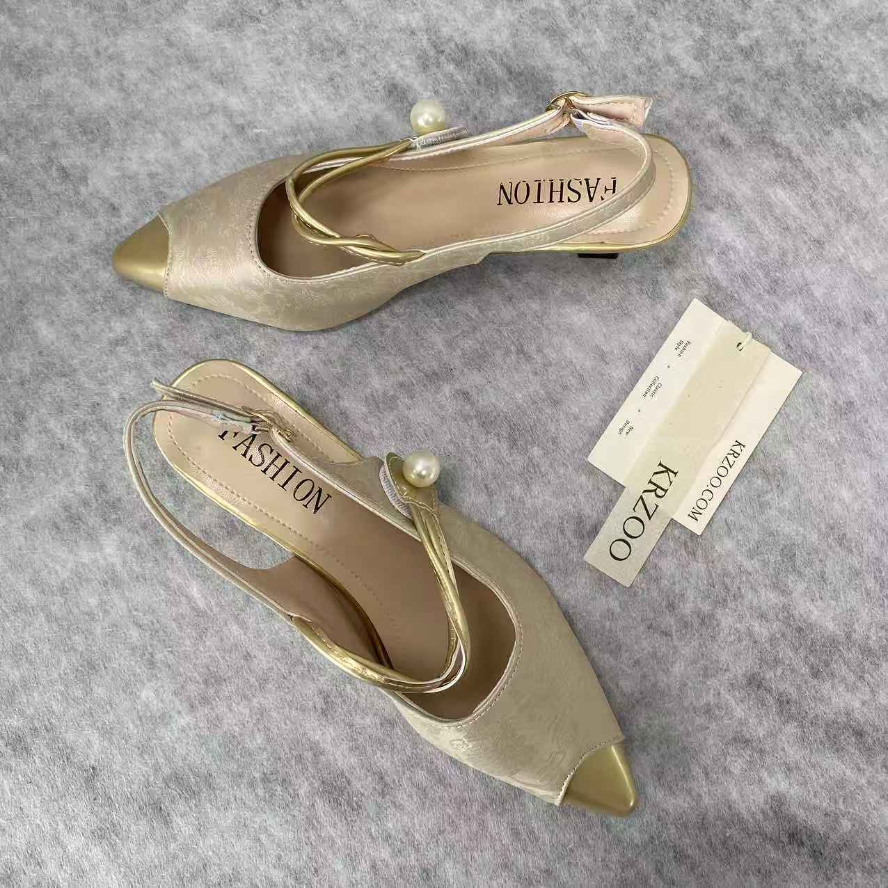 Pointed-toe one-piece square-heel headband