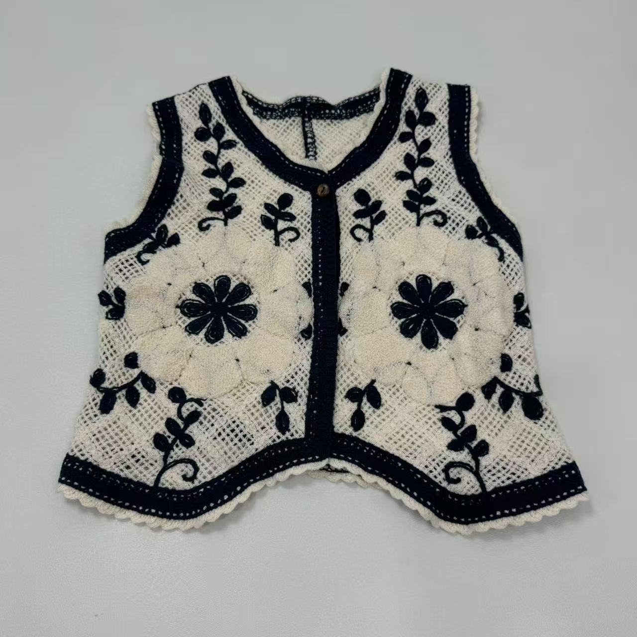 Contrasting-color V-neck cardigan vest