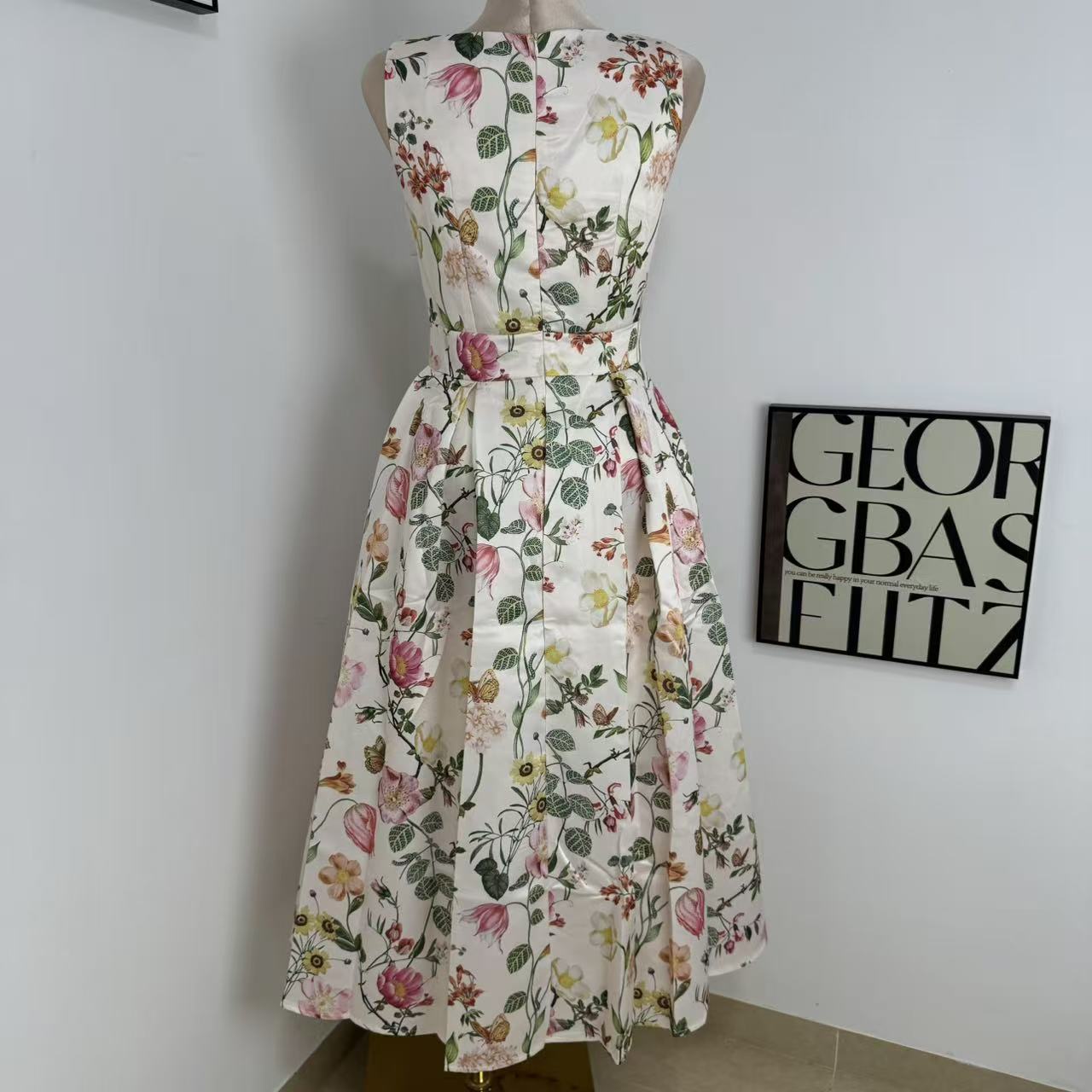 A slimming pleated printed dress