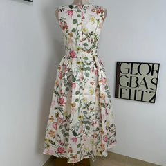 A slimming pleated printed dress