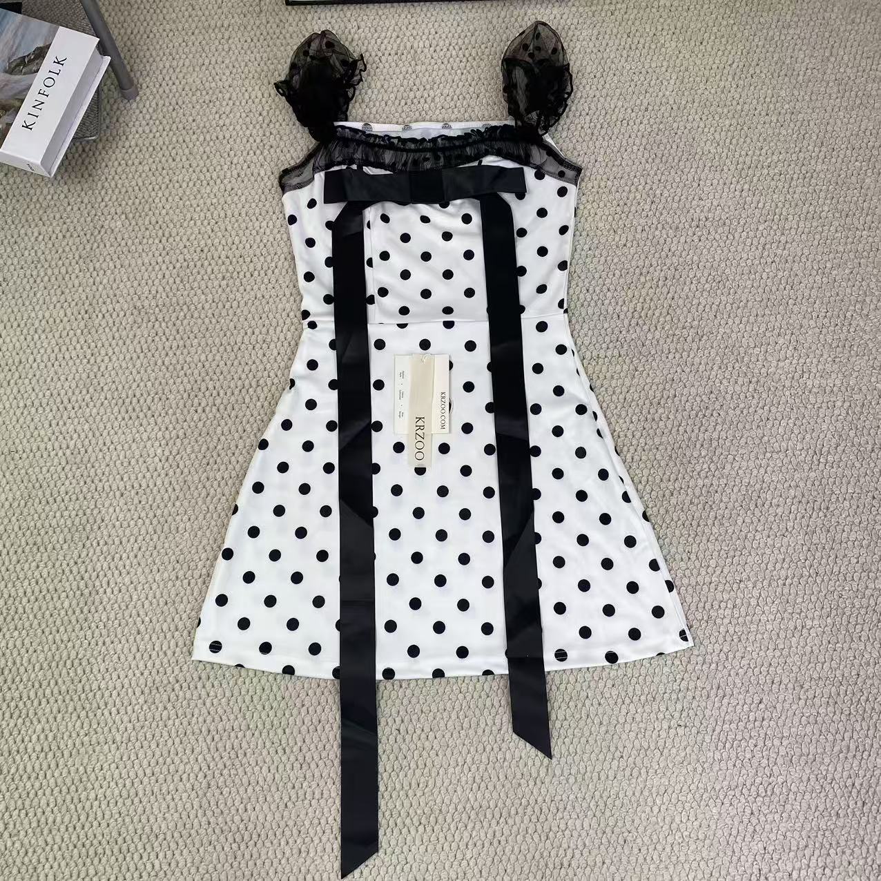 Square-necked bow netted fitted dress