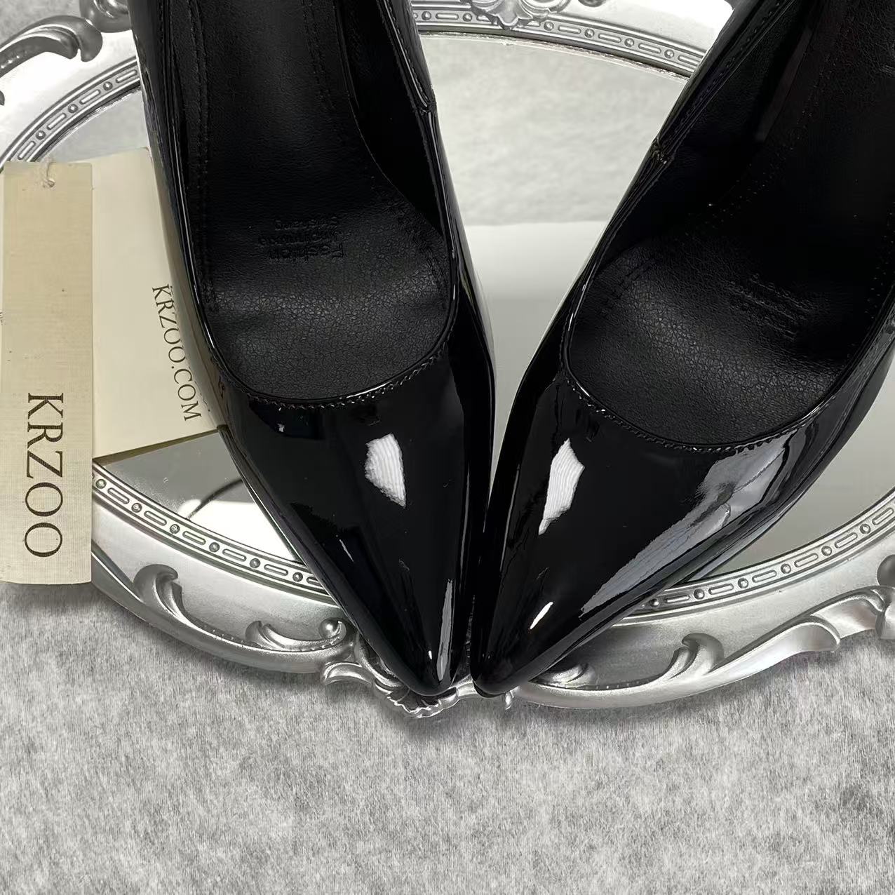 Metal tip black lacquered leather high heels